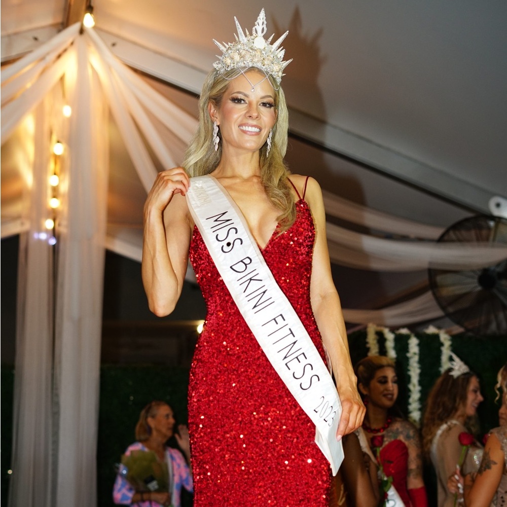 Excellent condition Sherri Hill dress. Unaltered. Size 6. Dry cleaned. - Picture 2 of 6